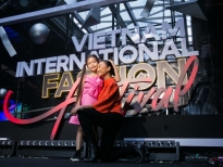 Đoan Trang song ca cùng con gái trên sân khấu 'Vietnam International Fashion Festival'