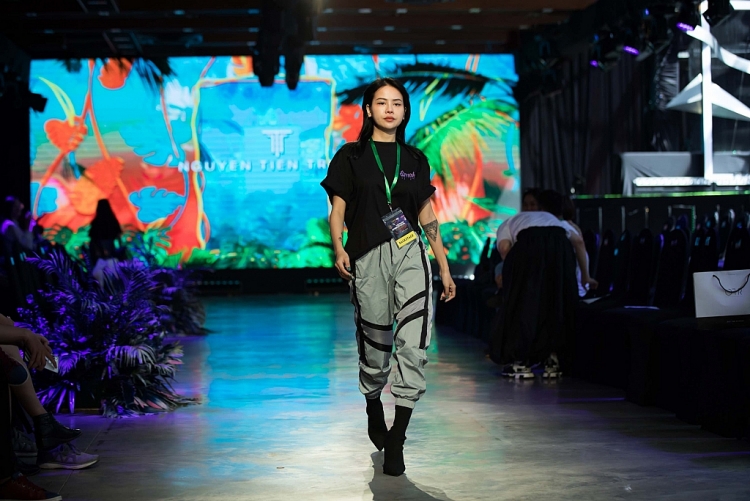 Đoan Trang song ca cùng con gái trên sân khấu 'Vietnam International Fashion Festival'