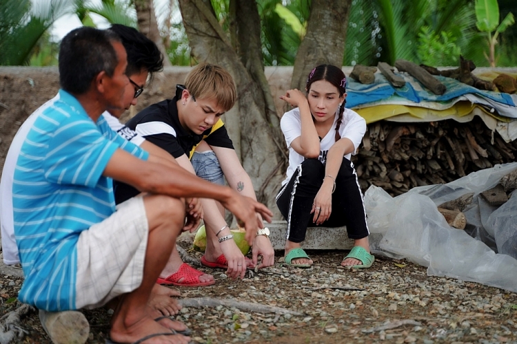 'Ngày may mắn': Khả Như, Duy Khánh trao tặng xuồng cho người đàn ông nghèo