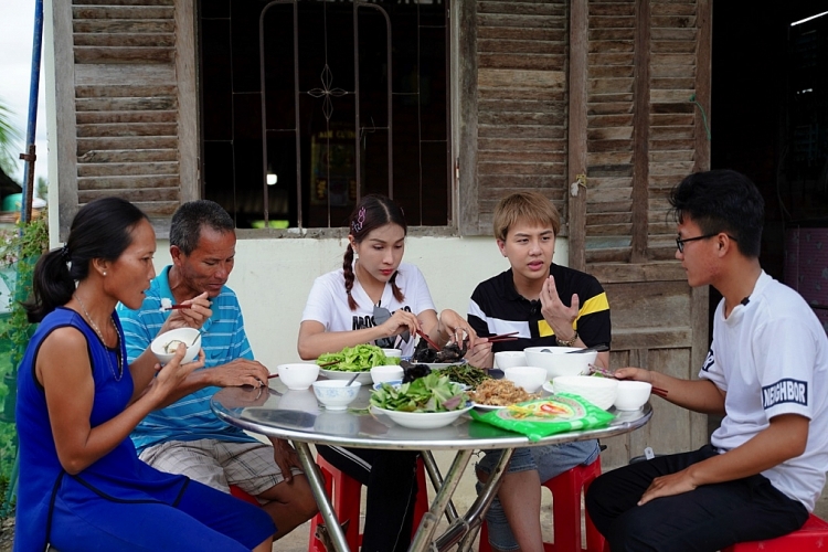 'Ngày may mắn': Khả Như, Duy Khánh trao tặng xuồng cho người đàn ông nghèo