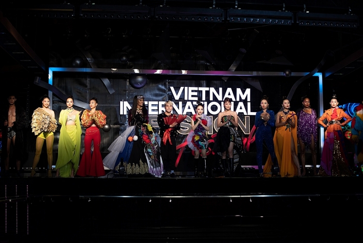 Võ Hoàng Yến mang không khí hội hè hoa lệ kết thúc 'Vietnam International Fashion Festival'