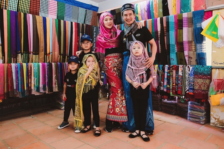 Gia đình Lý Hải hóa người Chăm trên phim trường 'Lật mặt: 48h'