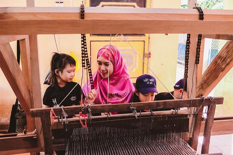 Gia đình Lý Hải hóa người Chăm trên phim trường 'Lật mặt: 48h'