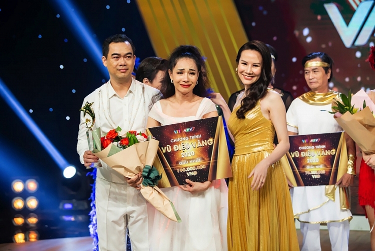 Tân Quán quân 'Vũ điệu vàng' khiến Việt Hương nhớ lại thời đi hát kiếm tiền cùng với Phương Thanh