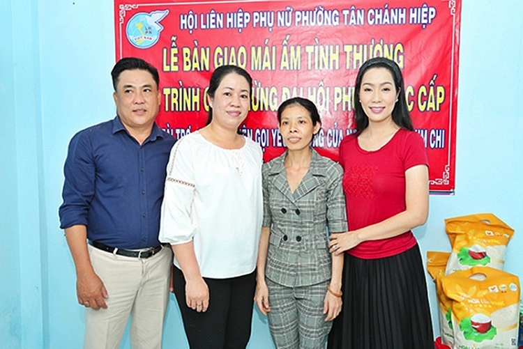 NSƯT Trịnh Kim Chi giúp hộ nghèo đón năm 2021 với căn nhà mới
