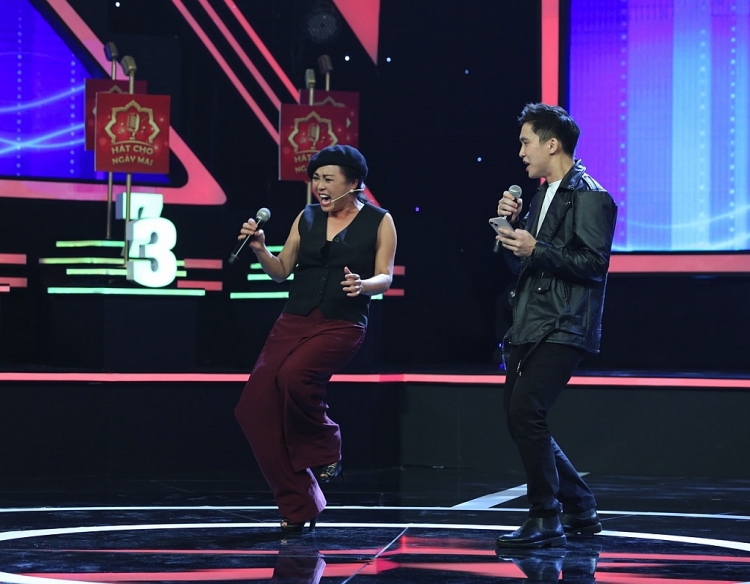 'Hát cho ngày mai': 'Sởn gai ốc' với màn song ca của ca sĩ Phương Thanh và bác sĩ cạo trọc đầu