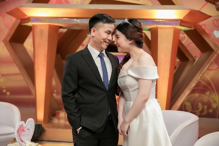 'Vợ chồng son': Cưới được vợ nhỏ hơn 18 tuổi, chàng bác sĩ khiến MC Quốc Thuận cũng phải ghen tị với độ trẻ trung