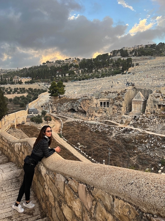 Á hậu Hoàng My thăm lại Israel khi đồng hành cùng Kim Duyên tại 'Miss Universe 2021'