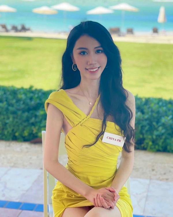 Hình 2: Cũng chiếc váy NTK Lê Thanh Hòa, Đỗ Hà cho Miss China mượn