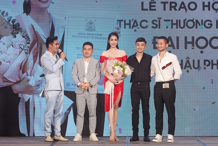 'Bà trùm Hoa hậu' Phạm Kim Dung trao học bổng 300 triệu đồng cho Á hậu Phương Anh