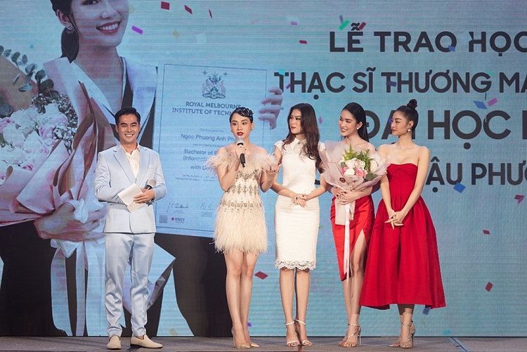 'Bà trùm Hoa hậu' Phạm Kim Dung trao học bổng 300 triệu đồng cho Á hậu Phương Anh