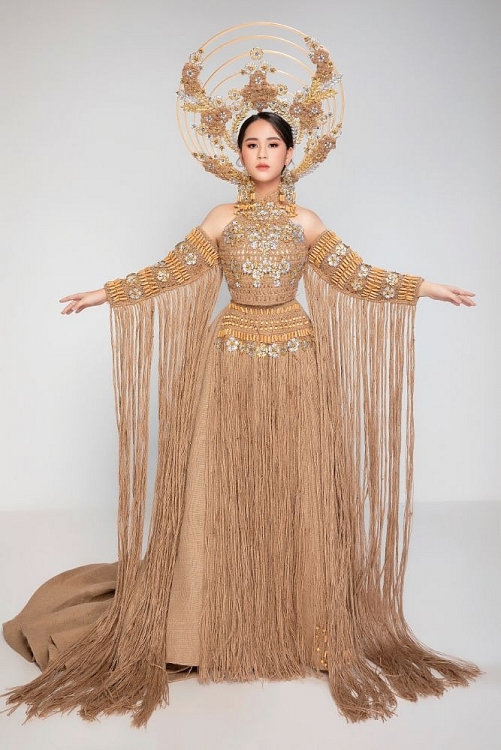 NTK Việt Hùng tự tay làm trang phục về môi trường cho Vũ Huyền Diệu đi thi quốc tế