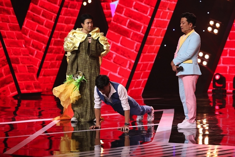Lần đầu đứng trên sân khấu ca nhạc chuyên nghiệp, Quách Ngọc Tuyên được cho một 'dàn bè' cực xịn tại 'Lạ lắm à nha'