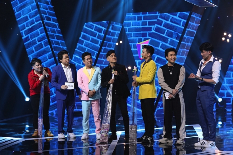 Lần đầu đứng trên sân khấu ca nhạc chuyên nghiệp, Quách Ngọc Tuyên được cho một 'dàn bè' cực xịn tại 'Lạ lắm à nha'
