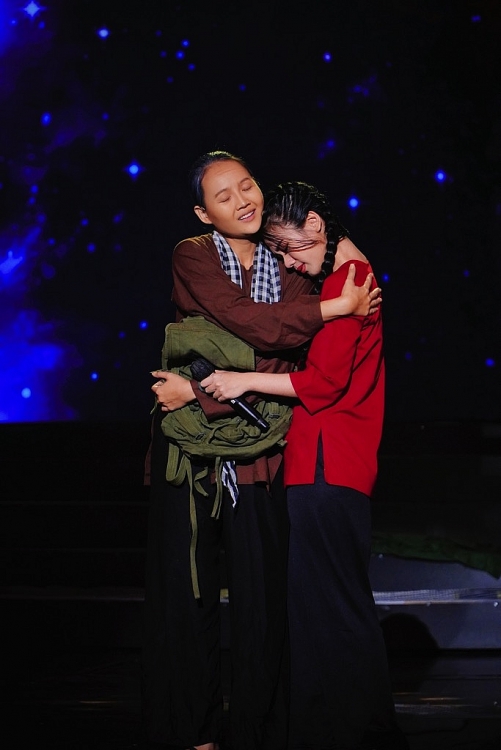 Hình ảnh 'Mẹ Việt Nam thời kháng chiến' tái hiện trên sân khấu 'Sao tìm sao' mùa 2