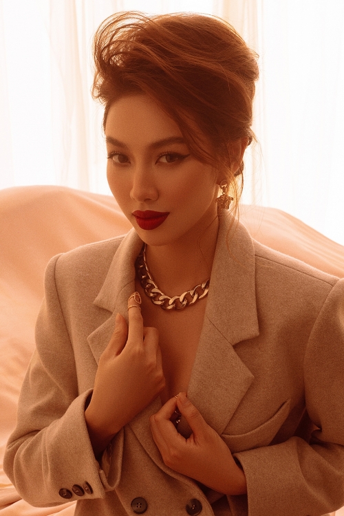 Hoa hậu Thùy Tiên đầy quyền lực trong bộ ảnh mới toanh hậu đăng quang