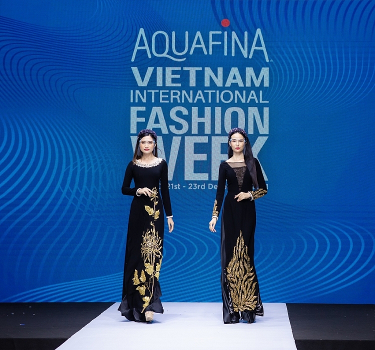 NTK Minh Châu trình làng BST 'Hồi sinh' tại' Tuần lễ thời trang quốc tế Việt Nam'