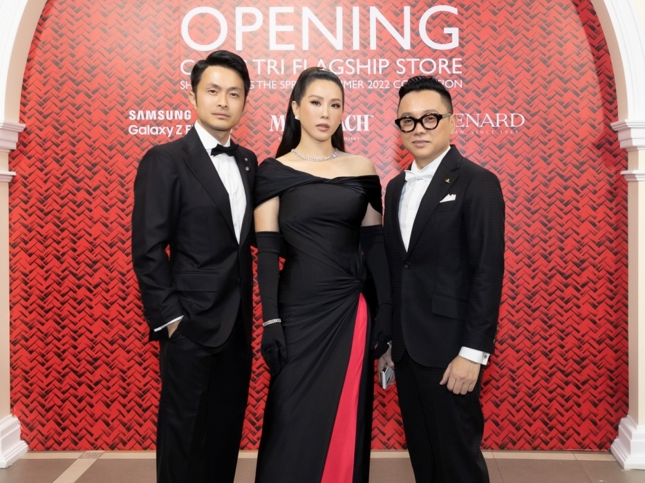 Hoa hậu Thu Hoài diện đồ 'tông xuyệt tông' cùng chồng doanh nhân tại sự kiện của NTK Công Trí