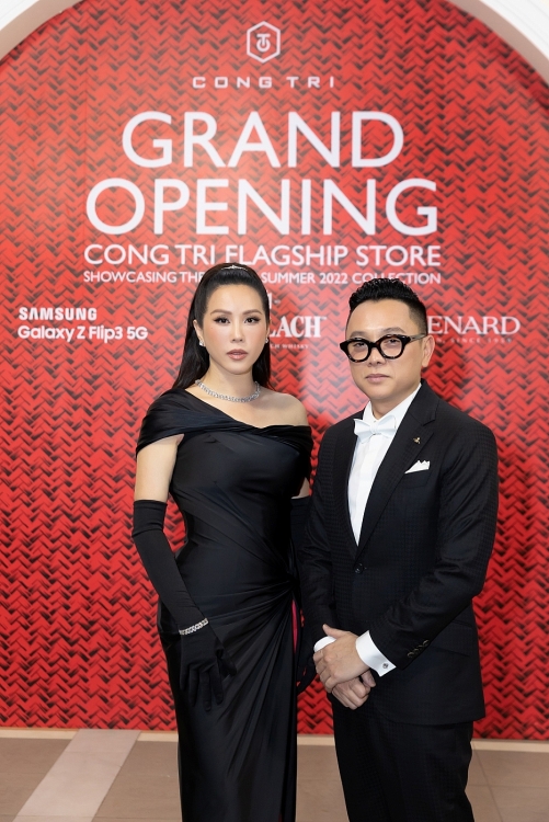 Hoa hậu Thu Hoài diện đồ 'tông xuyệt tông' cùng chồng doanh nhân tại sự kiện của NTK Công Trí