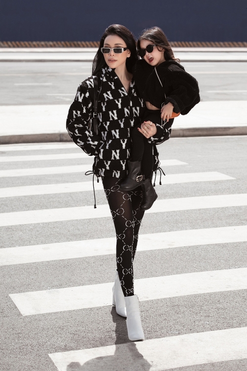 Con gái 3 tuổi của Trà Ngọc Hằng sành điệu chơi Noel cùng mẹ