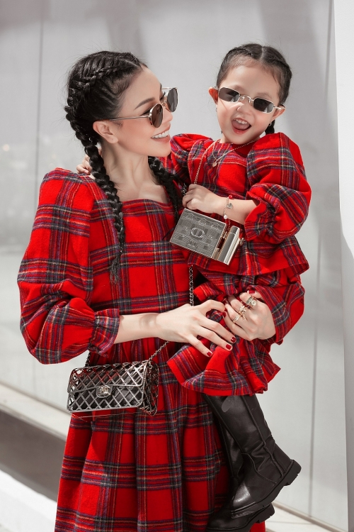 Con gái 3 tuổi của Trà Ngọc Hằng sành điệu chơi Noel cùng mẹ