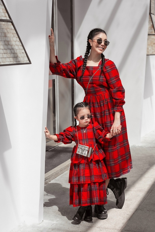 Con gái 3 tuổi của Trà Ngọc Hằng sành điệu chơi Noel cùng mẹ