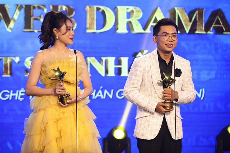 Sau khi 'sold-out' 10.000 quyển sách, Minh Dự nhận ngay giải Nam diễn viên xuất sắc nhất tại Ngôi sao xanh 2021