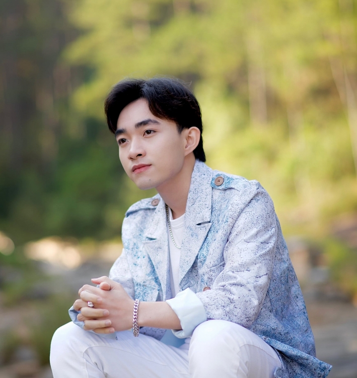 Xứng danh 'ca sĩ chăm chỉ của showbiz', Trung Quang khép lại năm 2021 bằng MV 'Khúc biệt xa'