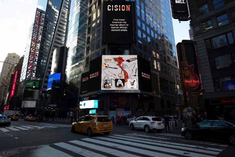 'Tiktok Rollie' của Urban Fu$e xuất hiện trên màn hình lớn tại Quảng trường Thời Đại Times Square - New York