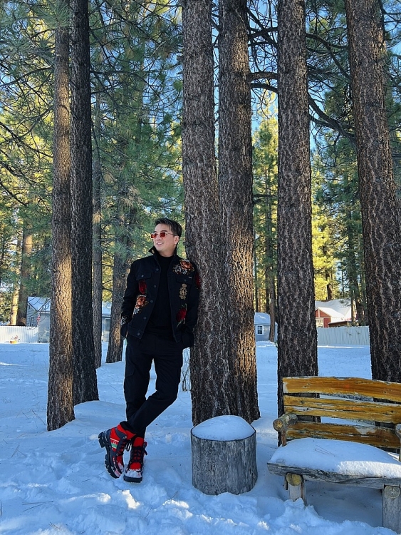 Sau tin đồn bị hành hung, Đàm Vĩnh Hưng tình tứ cùng gái xinh ở Mỹ