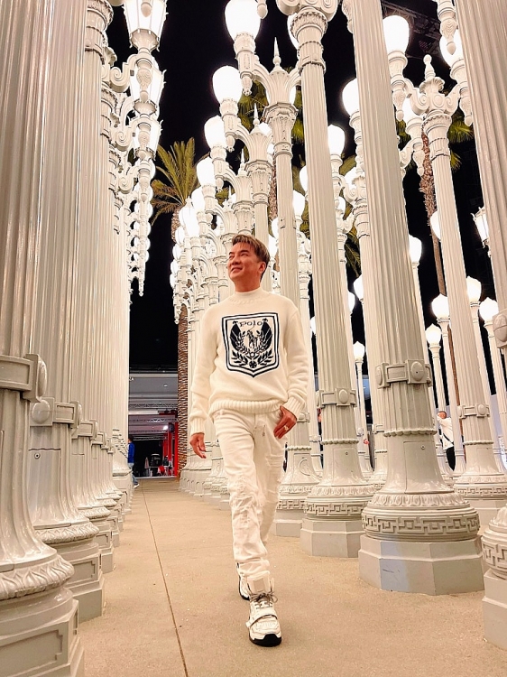 Sau tin đồn bị hành hung, Đàm Vĩnh Hưng tình tứ cùng gái xinh ở Mỹ