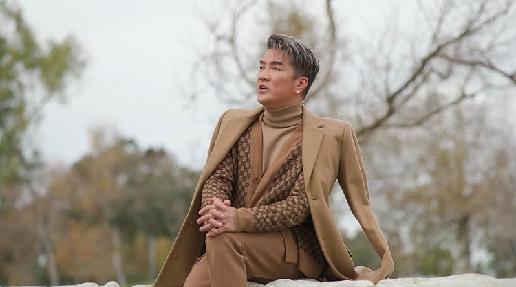 Sau tin đồn bị hành hung, Đàm Vĩnh Hưng tình tứ cùng gái xinh ở Mỹ