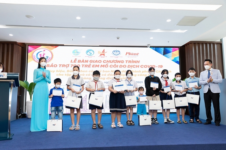 Đỗ Mỹ Linh, Lương Thùy Linh, Tiểu Vy, Kiều Loan hưởng ứng chương trình bảo trợ 700 trẻ em mồ côi sau dịch bệnh