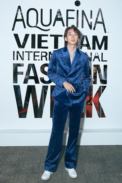 Hari Won và Tuấn Trần tỏa sáng trên thảm đỏ ngày đầu 'Tuần lễ thời trang quốc tế Việt Nam 2021'