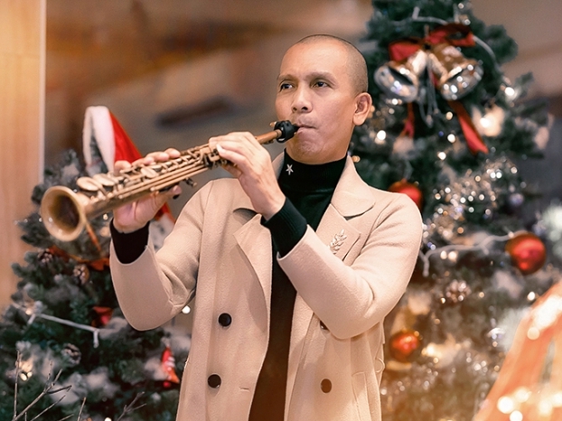 Cùng Saxophone Minh Tâm Bùi đắm chìm trong bản hòa tấu Giáng sinh