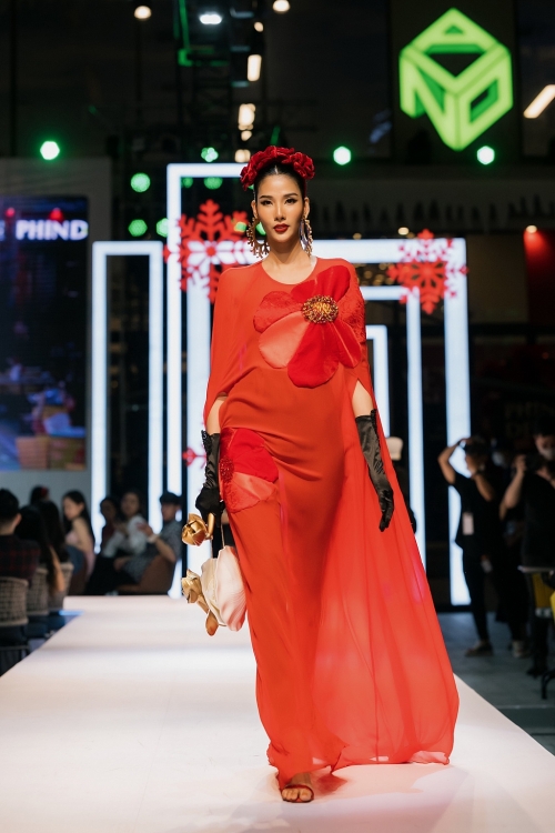 NTK Hà Linh Thư trình diễn BST 'The Lady in red' trên sân ngoài trời trong đêm khai mạc 'Vietnam International Fashion Festival 2021'