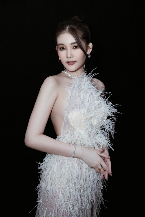 Hoa hậu Lê Âu Ngân Anh nóng bỏng, 'đốt cháy' mọi ánh nhìn trên thảm đỏ 'Aquafina Tuần lễ thời trang quốc tế Việt Nam 2021'