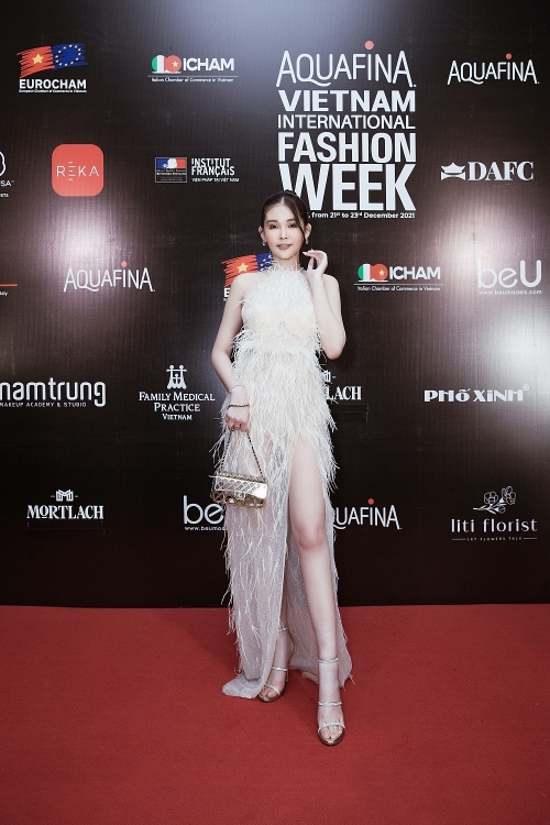Hoa hậu Lê Âu Ngân Anh nóng bỏng, 'đốt cháy' mọi ánh nhìn trên thảm đỏ 'Aquafina Tuần lễ thời trang quốc tế Việt Nam 2021'
