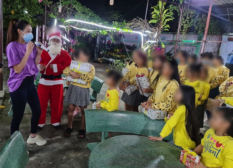 Hoa hậu Khánh Vân đón Giáng sinh sớm cùng các em gái ngôi nhà OBV