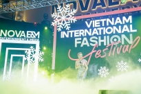NTK Hà Linh Thư trình diễn BST 'The Lady in red' trên sân ngoài trời trong đêm khai mạc 'Vietnam International Fashion Festival 2021'