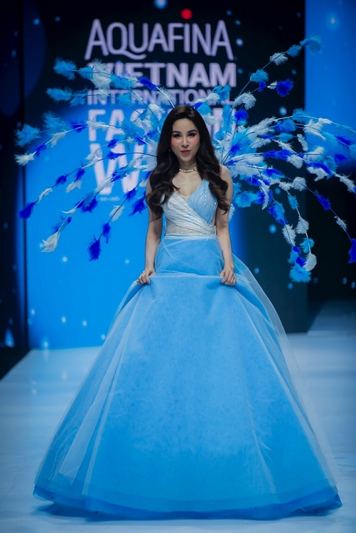 Siêu mẫu Thanh Hằng, Hoa hậu Khánh Vân hóa 'nữ hoàng' trong BST mới của NTK Ivan Trần