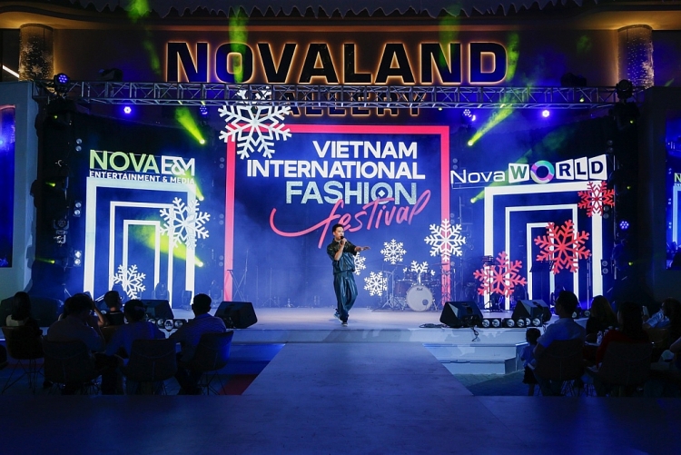 Hồng Nhung, Lê Hiếu thể hiện những bản nhạc đa sắc màu tại 'Vietnam International Fashion Festival 2021' ngày thứ 2