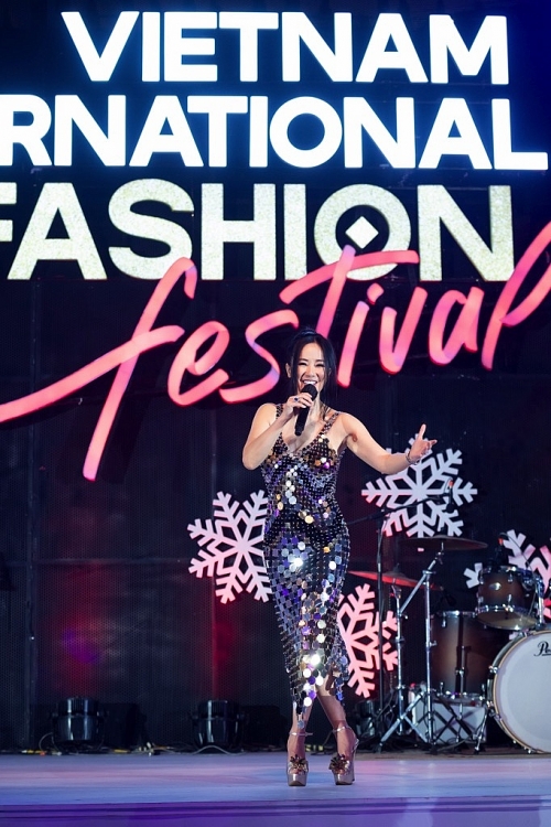 Hồng Nhung, Lê Hiếu thể hiện những bản nhạc đa sắc màu tại 'Vietnam International Fashion Festival 2021' ngày thứ 2