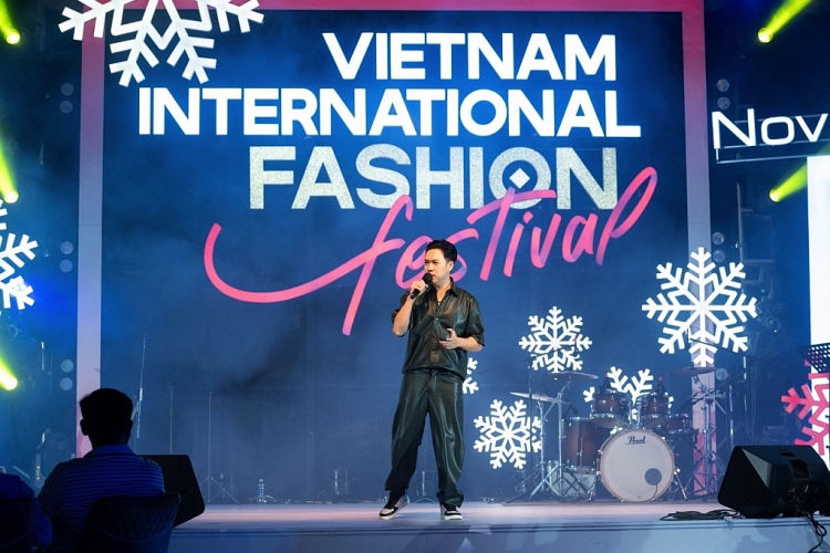 Hồng Nhung, Lê Hiếu thể hiện những bản nhạc đa sắc màu tại 'Vietnam International Fashion Festival 2021' ngày thứ 2