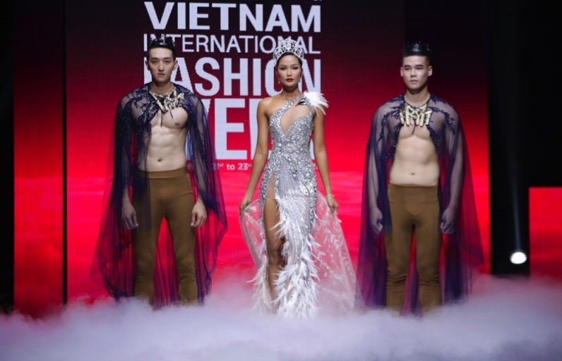 Hoa hậu H'Hen Niê làm vedette, diện thiết kế mất 700 giờ đính kết trong BST mới của NTK Hoàng Hải