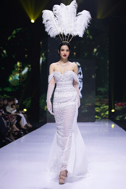 Hoa hậu H'Hen Niê làm vedette, diện thiết kế mất 700 giờ đính kết trong BST mới của NTK Hoàng Hải