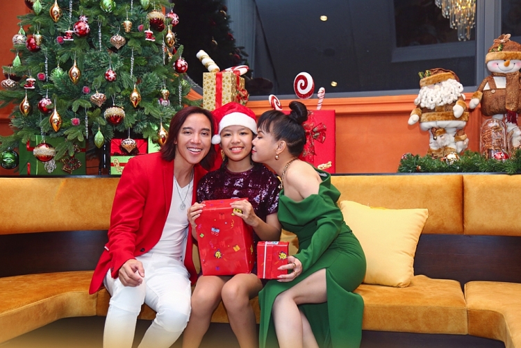 Lần đầu tiên Việt Hương cùng gia đình nhỏ đón Giáng sinh tại Việt nam