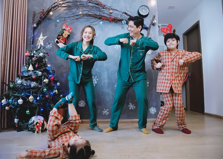 Gia đình Thanh Thúy mở tiệc ngủ đêm Giáng sinh cùng xem tập 1 'Ola cô Thúy'
