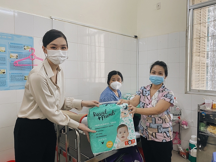 'Mẹ bỉm' Tường San tặng hàng trăm bao tã cho trẻ em khó khăn và bệnh nhi điều trị Covid-19