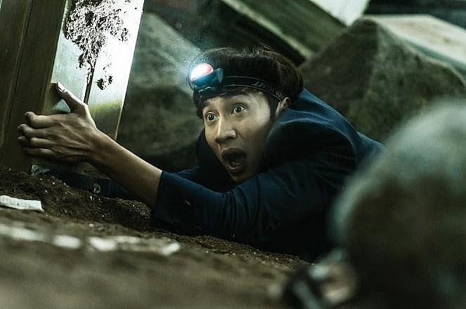 Lee Kwang Soo và 50 sắc thái lầy lội của 'Hươu cao cổ' trong bom tấn 'Hố sụt tử thần'